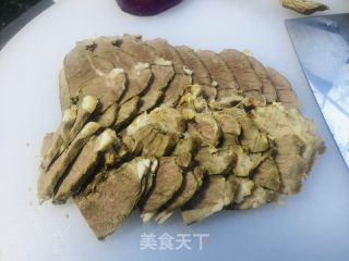 葱扒羊肉的做法步调：1
