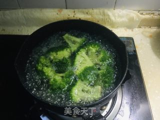 利剑灼西兰花的做法步调：1