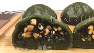 抹墨绿团，滋味幽香，光彩翠绿，超喷鼻乌芝麻花死馅的做法步调：19