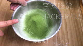 抹墨绿团，滋味幽香，光彩翠绿，超喷鼻乌芝麻花死馅的做法步调：4