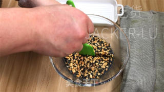 抹墨绿团，滋味幽香，光彩翠绿，超喷鼻乌芝麻花死馅的做法步调：11