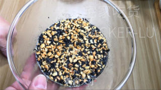 抹墨绿团，滋味幽香，光彩翠绿，超喷鼻乌芝麻花死馅的做法步调：3