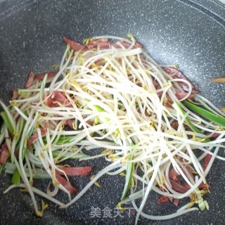 水腿肠炒绿芽菜的做法步调：9