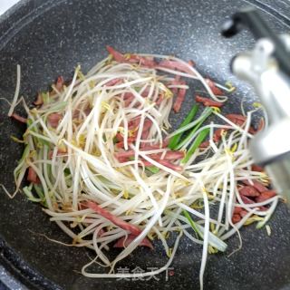 水腿肠炒绿芽菜的做法步调：10