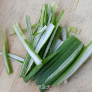 水腿肠炒绿芽菜的做法步调：8
