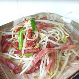 水腿肠炒绿芽菜的做法步调：12