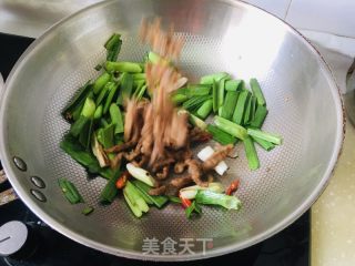 蒜苗炒过油肉的做法步调：4