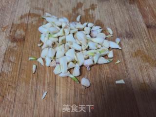 年夜蒜炒蒸枸蒲穗的做法步调：1