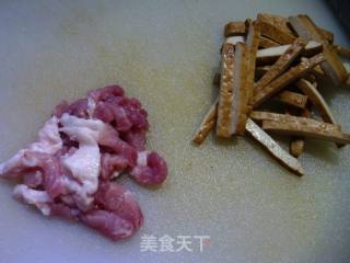 猪肉喷鼻干炒芹菜的做法步调：2