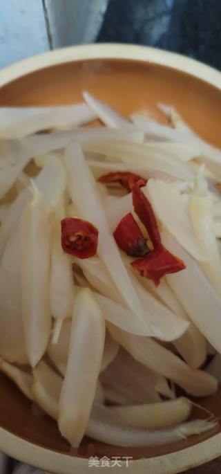 牛柳炒酸萝卜条的做法步调：3