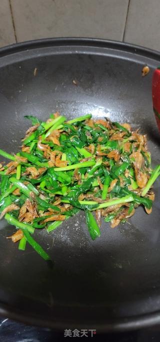 韭菜炒油炸沙虾的做法步调：6