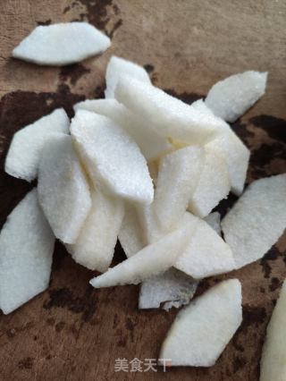 雪梨银耳汤的做法步调：3