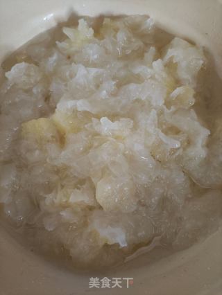 雪梨银耳汤的做法步调：1