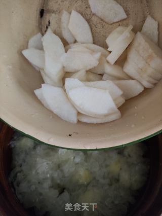 雪梨银耳汤的做法步调：5