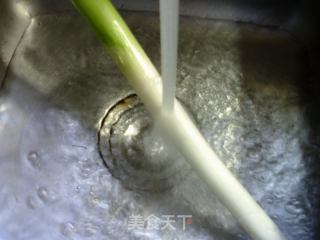 年夜葱烧陈素鸡的做法步调：2
