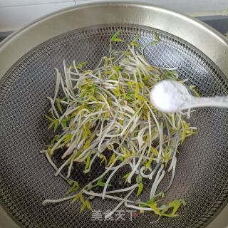 韭菜鸡蛋炒芽菜的做法步调：11