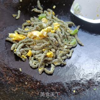鸡蛋炒构树穗的做法步调：5