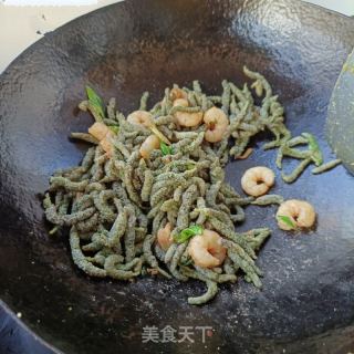 虾仁炒构树穗的做法步调：16
