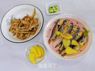 滋味陈好可谓一尽/小黄鱼笋干汤的做法步调：3
