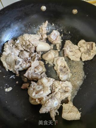 猪尾巴烧土豆的做法步调：2
