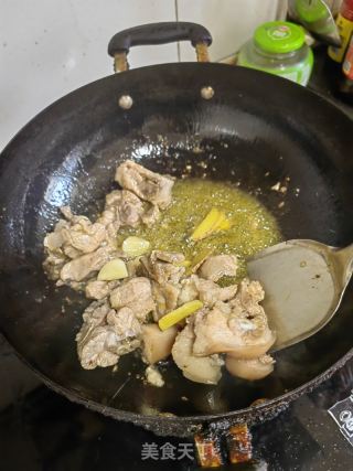 猪尾巴烧土豆的做法步调：4
