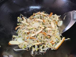 绿芽菜炒五喷鼻豆干的做法步调：5