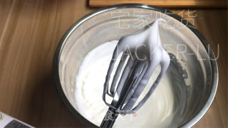 抹茶达克瓦兹，喷鼻坚中皮，清爽抹茶奶油，甘美白豆沙，多条理的美好滋味，正在心中开释出。的做法步调：4