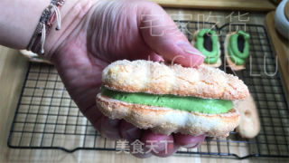 抹茶达克瓦兹，喷鼻坚中皮，清爽抹茶奶油，甘美白豆沙，多条理的美好滋味，正在心中开释出。的做法步调：16