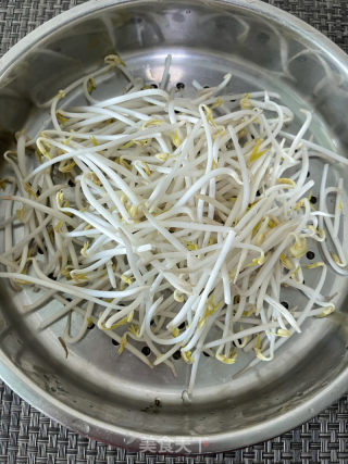 芽菜炒鸡蛋的做法步调：1
