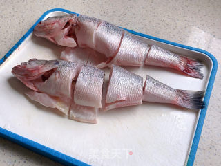 焗鲈鱼的做法步调：3