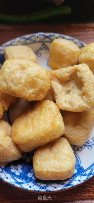 黄豆酱烧利剑菜油豆腐的做法步调：1