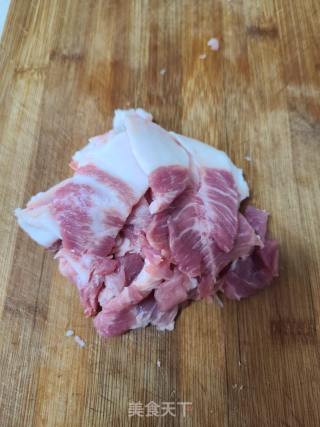 包菜炒五花肉的做法步调：1