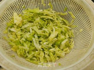 包菜炒花菇的做法步调：1