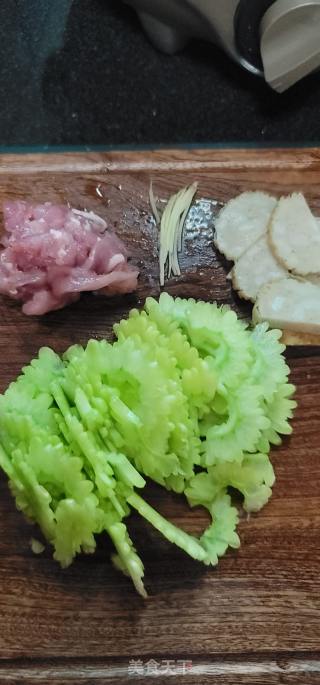 肥肉苦瓜汤的做法步调：2