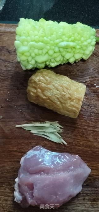 肥肉苦瓜汤的做法步调：1