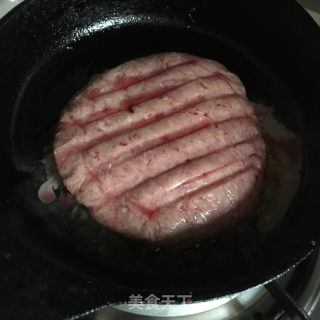 牛肉饼包菜沙推的做法步调：1