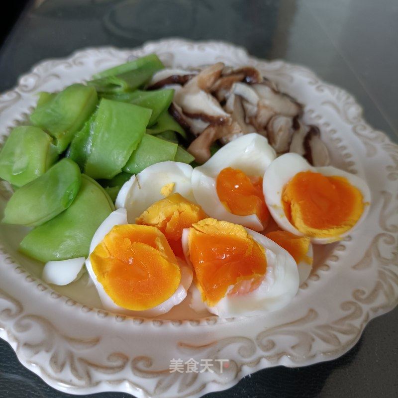 油豆喷鼻菇拌煮蛋的做法