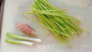 芦蒿炒肉丝的做法步调：1