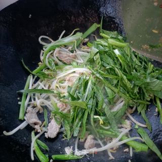 菜芯肉沫炒绿芽菜的做法步调：10