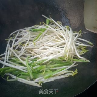 菜芯肉沫炒绿芽菜的做法步调：6