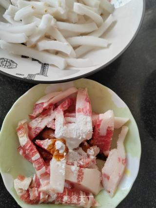 椰肉炒肉的做法步调：1