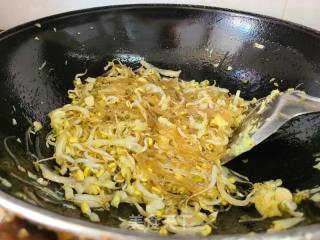 包菜绿芽菜炒粉丝的做法步调：8