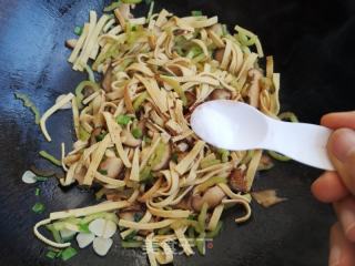 喷鼻菇尖椒炒豆皮的做法步调：10