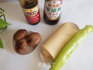 喷鼻菇尖椒炒豆皮的做法步调：1