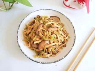 喷鼻菇尖椒炒豆皮的做法步调：11