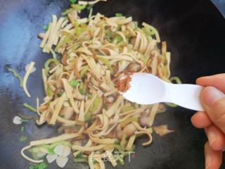 喷鼻菇尖椒炒豆皮的做法步调：9