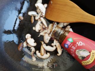 喷鼻菇尖椒炒豆皮的做法步调：4