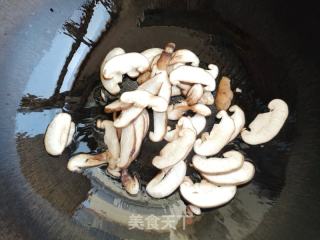 喷鼻菇尖椒炒豆皮的做法步调：3