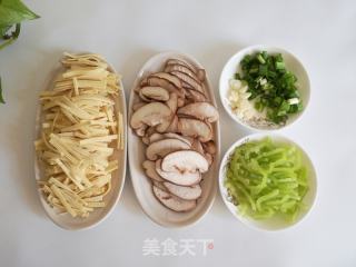 喷鼻菇尖椒炒豆皮的做法步调：2