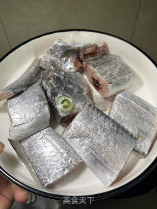 黄豆酱带鱼的做法步调：1